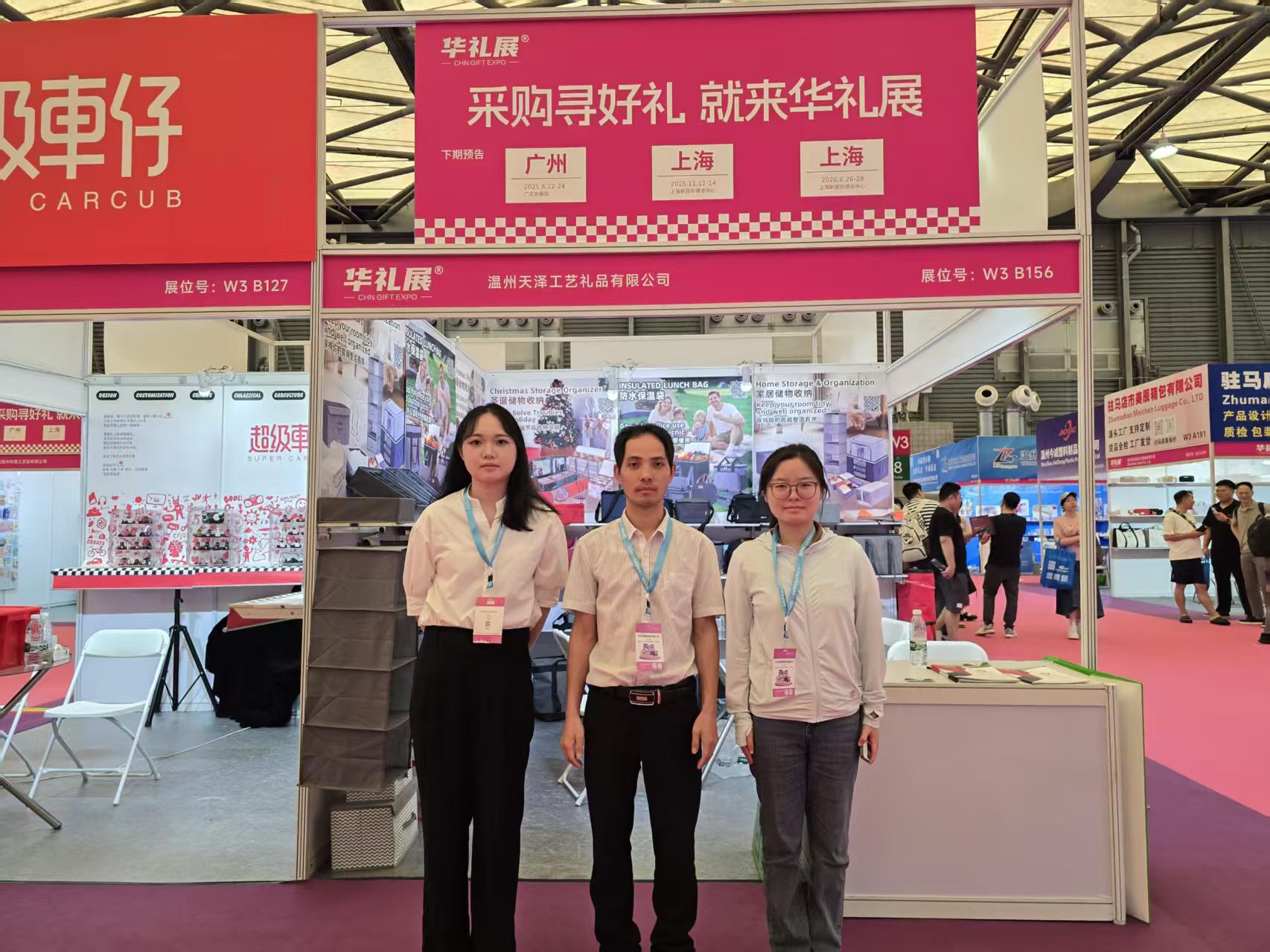 Equipo en la feria — foto del sitio oficial de Storivae