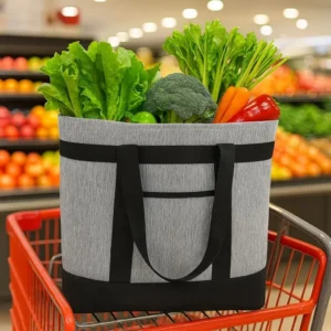 Bolsa gris cargada con alimentos de compra